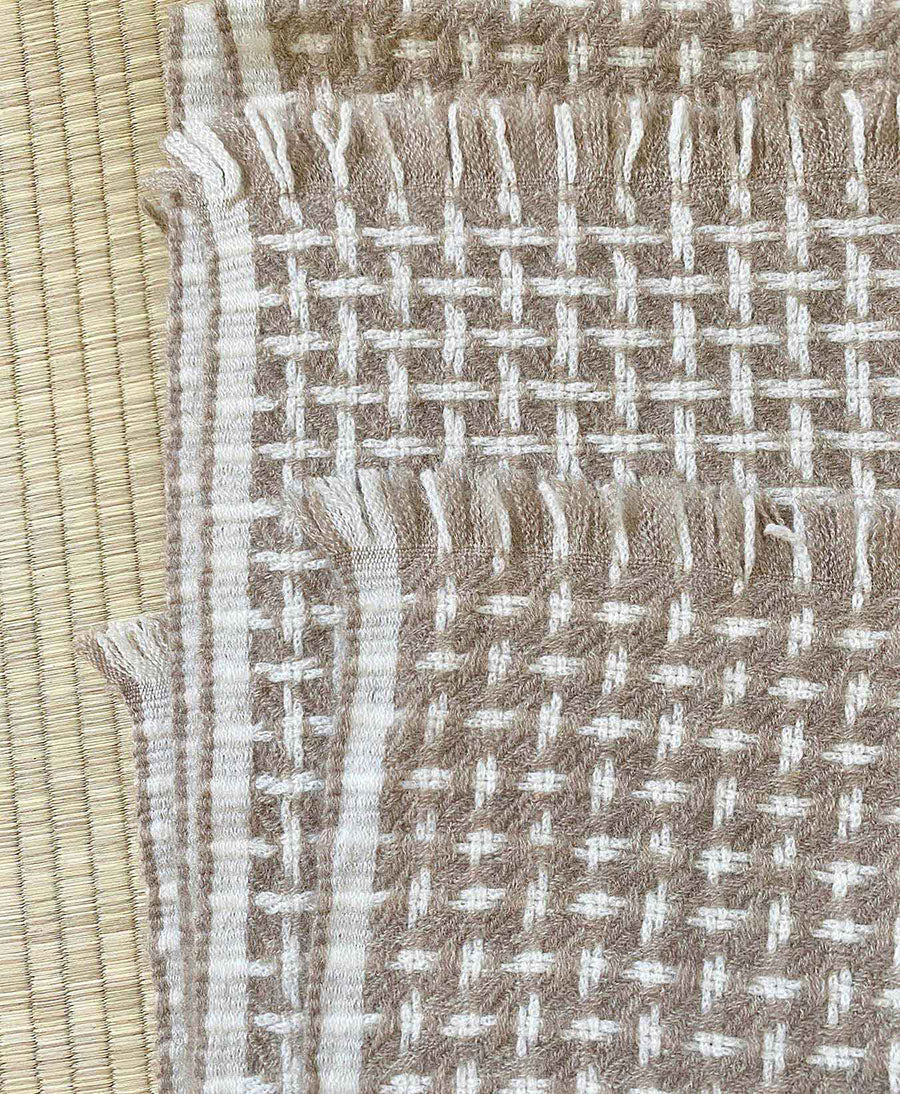 Schal / Halstuch aus Kaschmir - beige / weiss