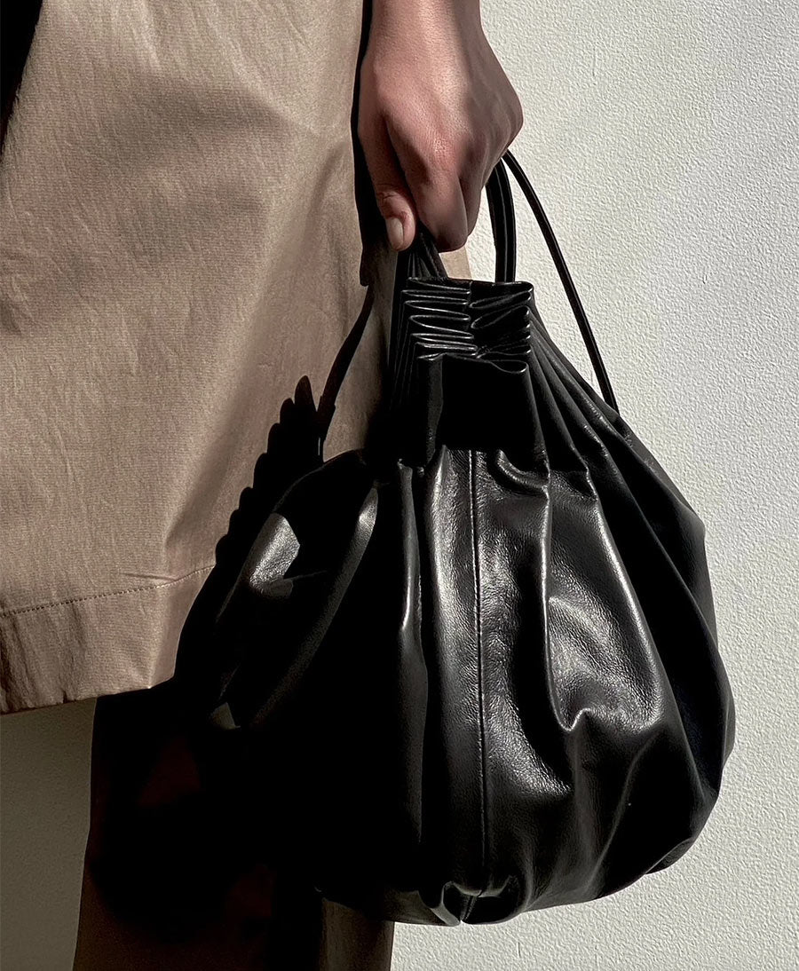 Modern Weaving  Tasche Pleated Balloon Bag Crossbody - Lammleder,  schwarz –