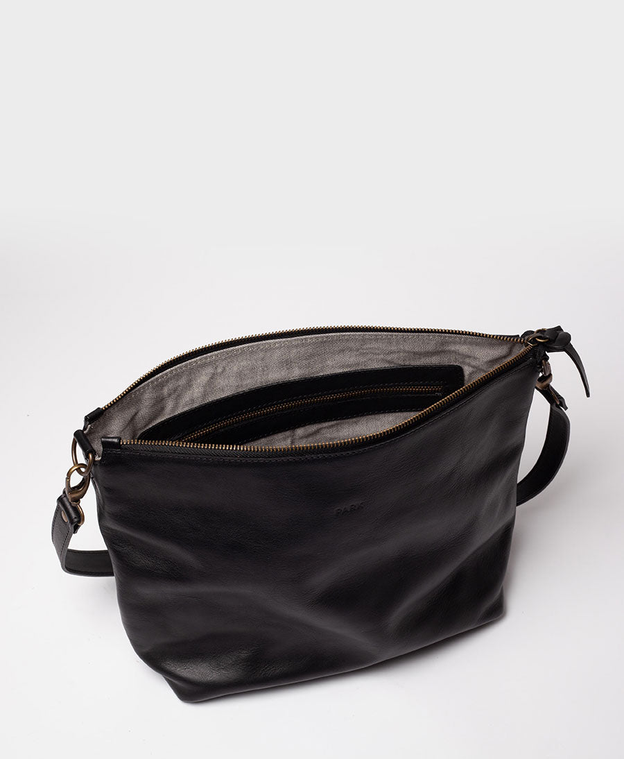 Gefütterte Schultertasche / Crossbody Bag aus schwarzem Leder