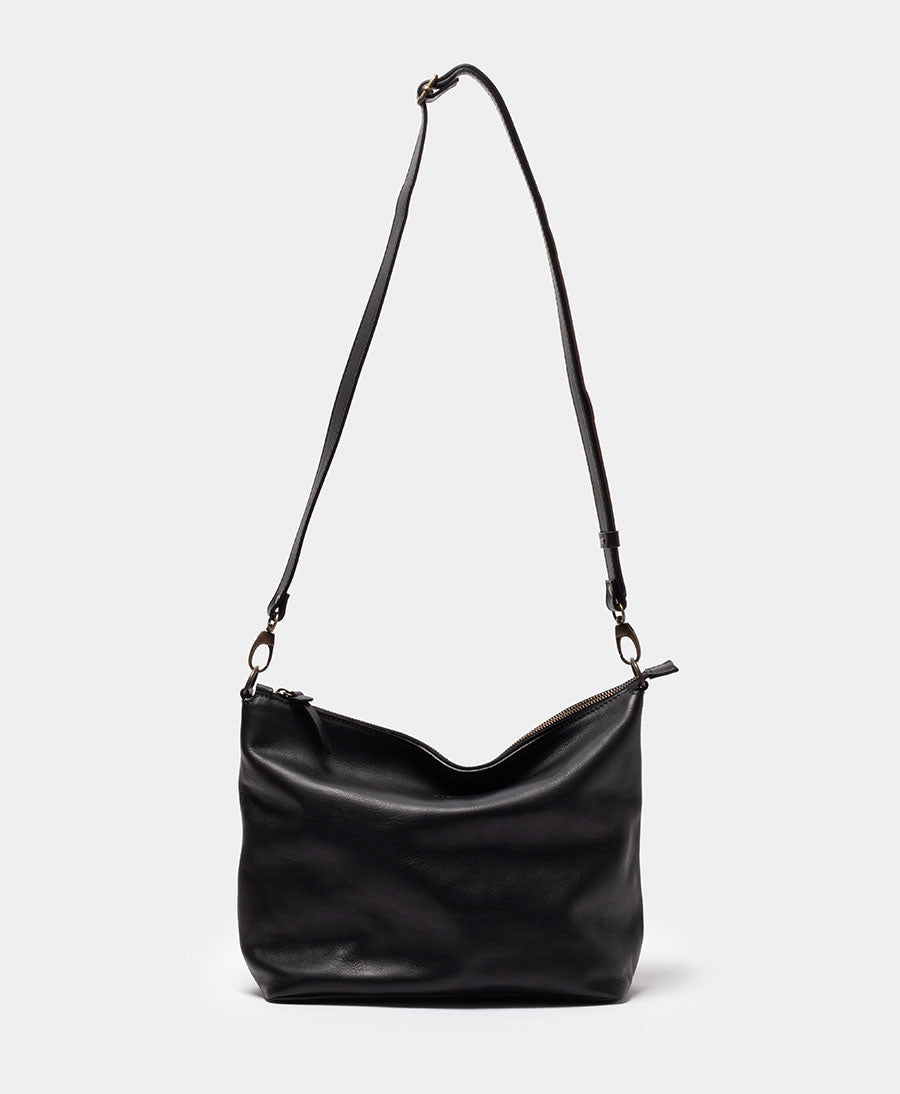 Gefütterte Schultertasche / Crossbody Bag aus schwarzem Leder