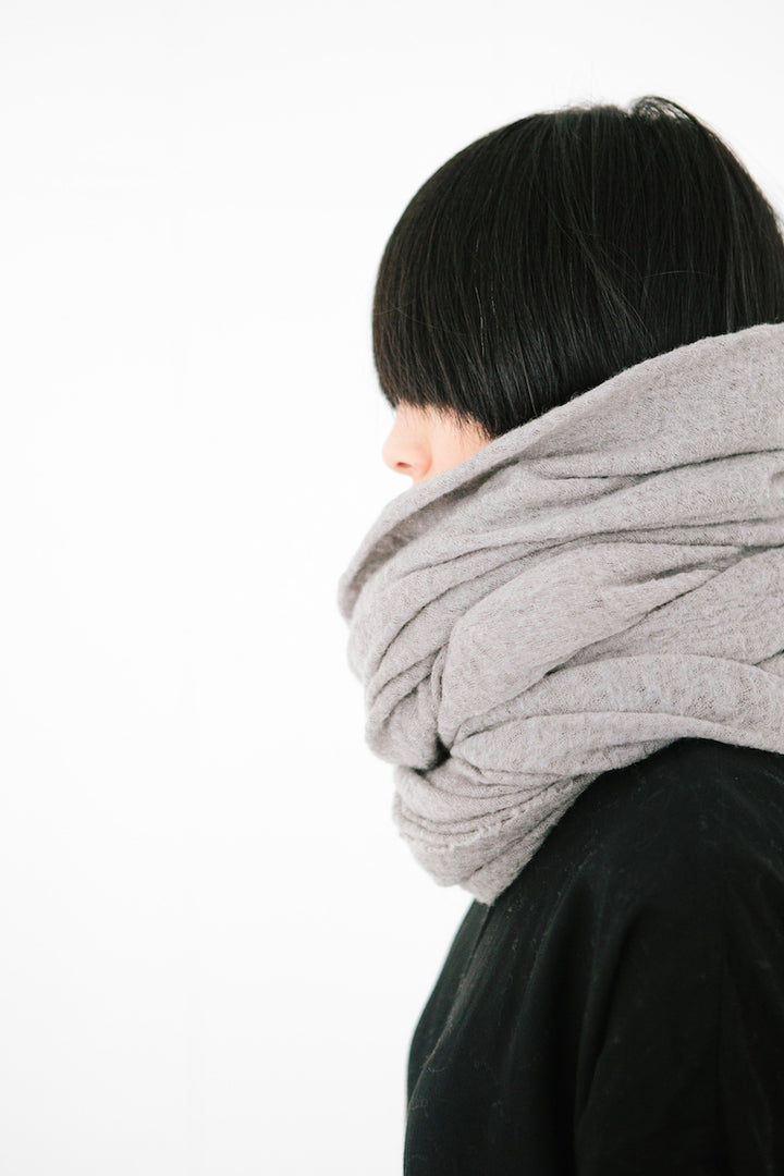 Schal aus Wolle - WOOL CLOUD - russ/schwarz